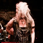 How does Doro do her hair? You start like this...