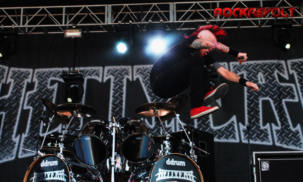Chad Gray of Hell Yeah goes airborn!